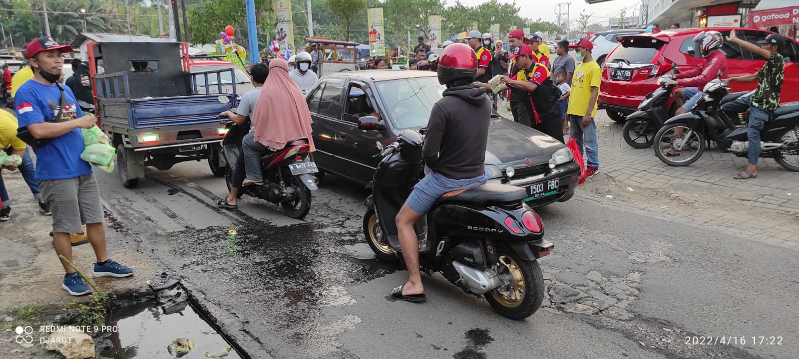 Pembagian Ta'Jil untuk Pengguna Jalan.